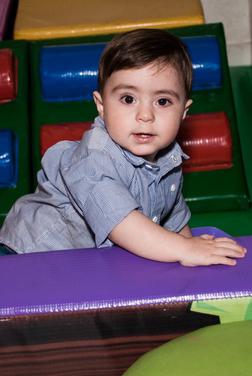 de novo brincando na área baby