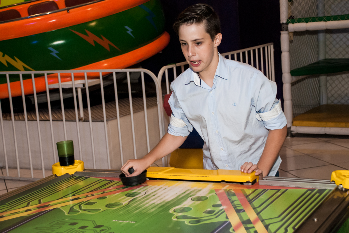 jogando futebol com o amigo