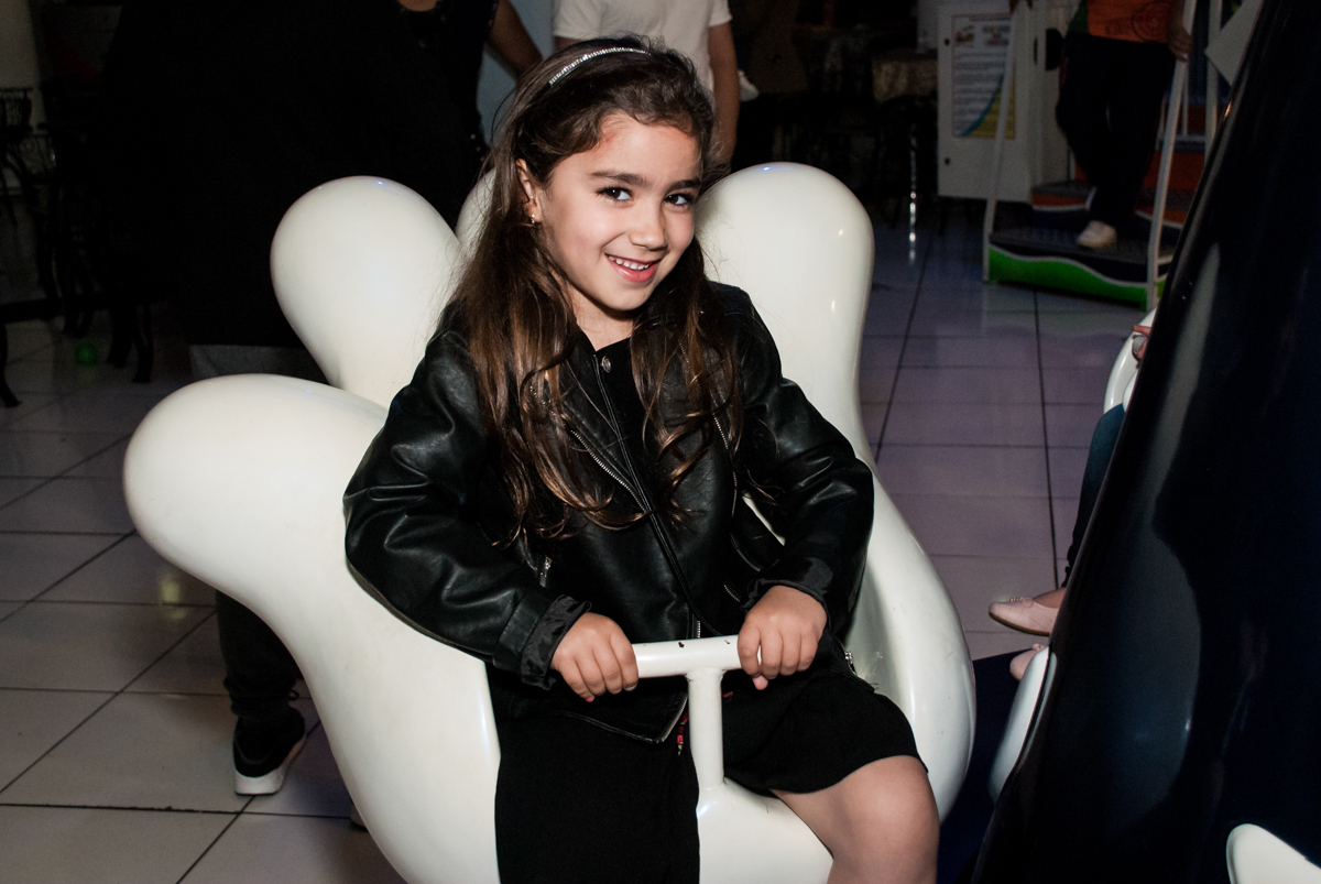 feliz no carrossel mão do mickey