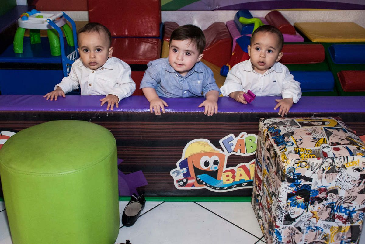 Os três amigos na área baby