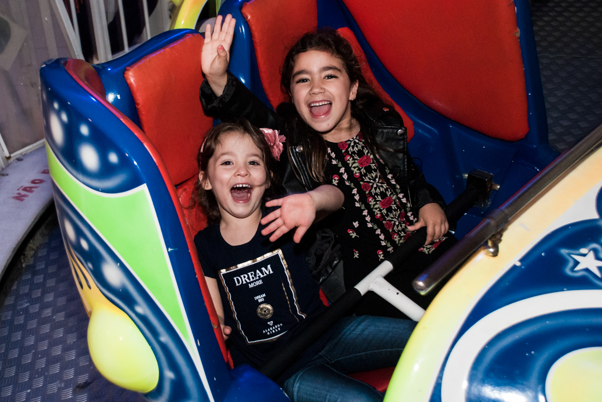 diversão garantida no brinquedo jornada nas estrelas