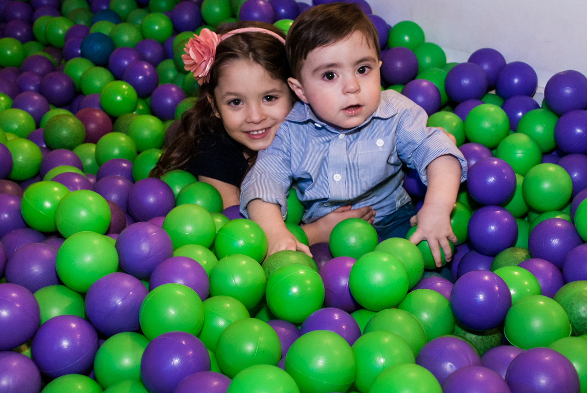 curtição na piscina de bolinhas