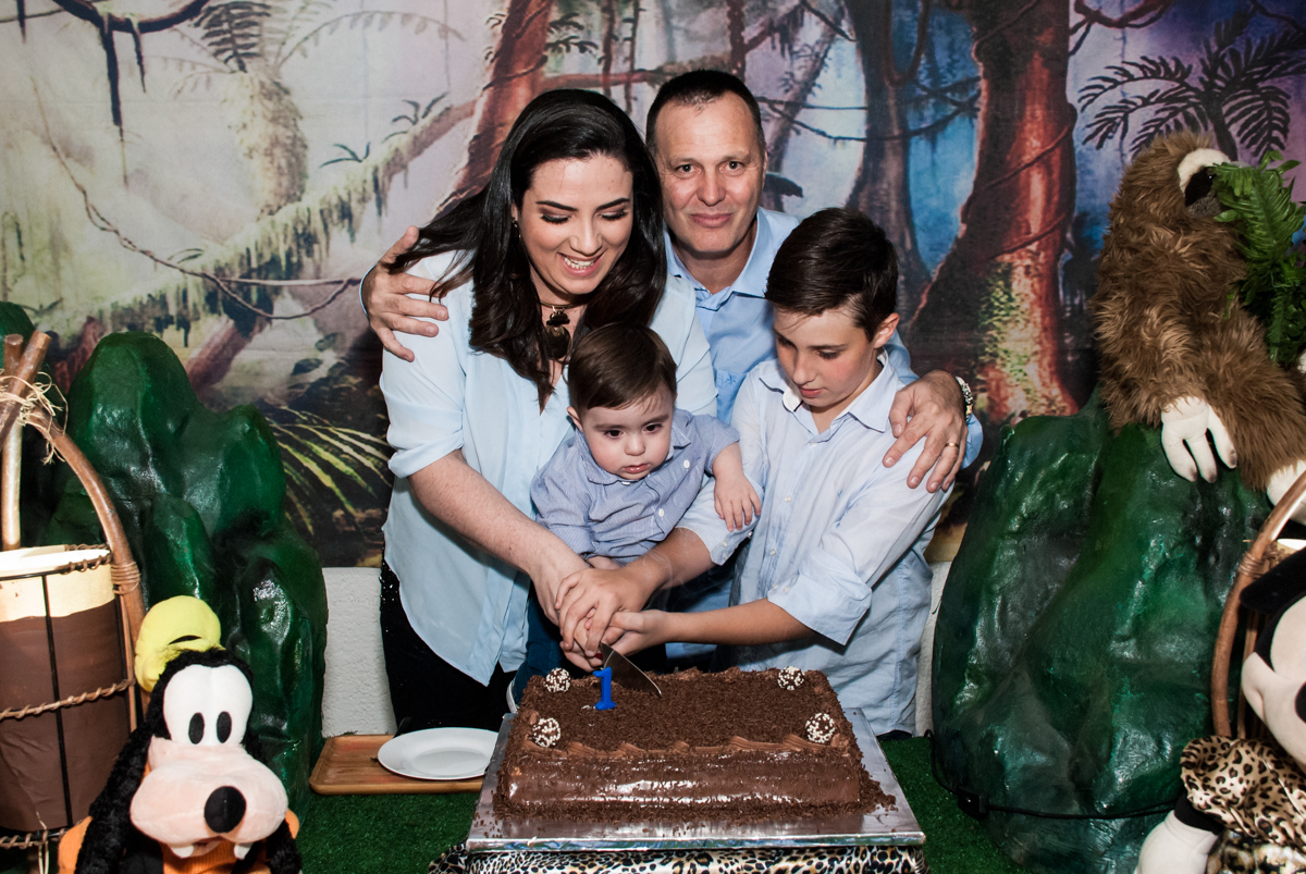 cortando o primeiro pedaço de bolo