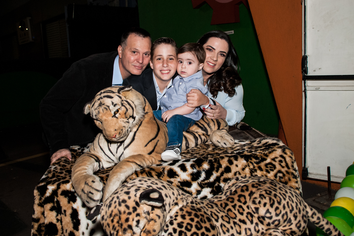 foto da família na mesa temática