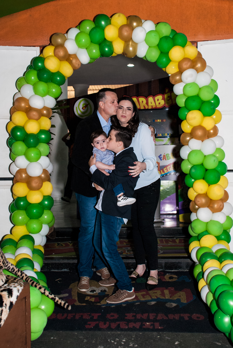 fotografia da família no arco de bexigas