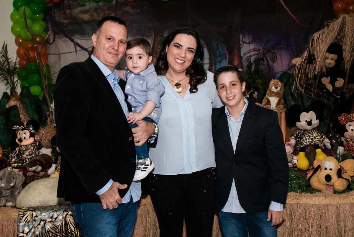 fotografia da família na mesa temática