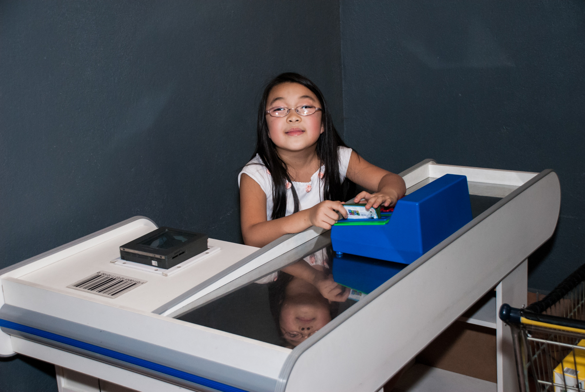 brincando de ser caixa de super mercado