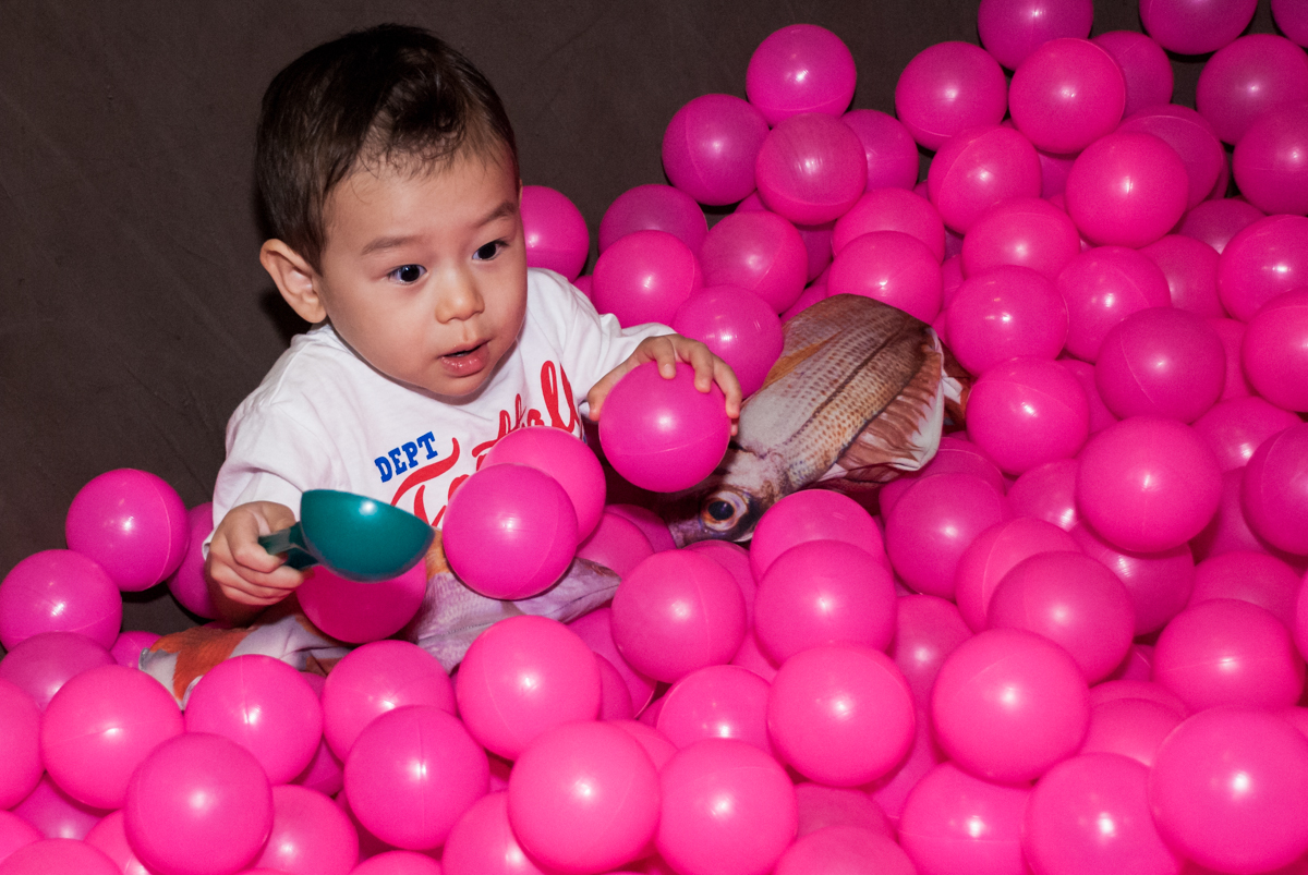 diversão na piscina de bolinhas