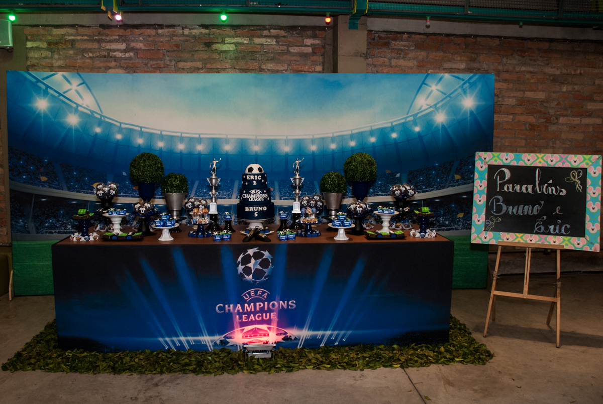 mesa temática da festa do Bruno e Eric