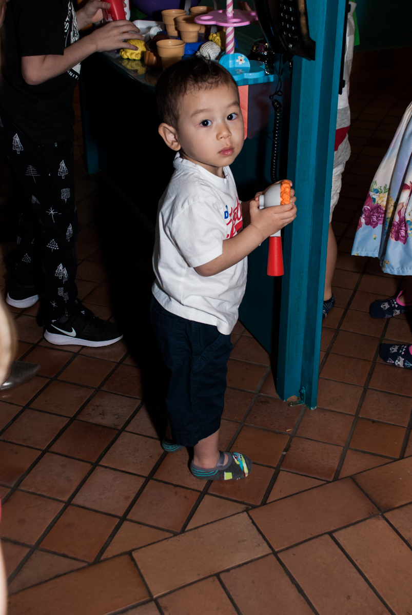 aniversariante feliz com sua festa