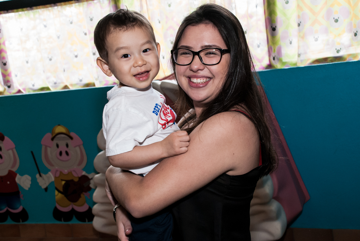 feliz no colo da amiga