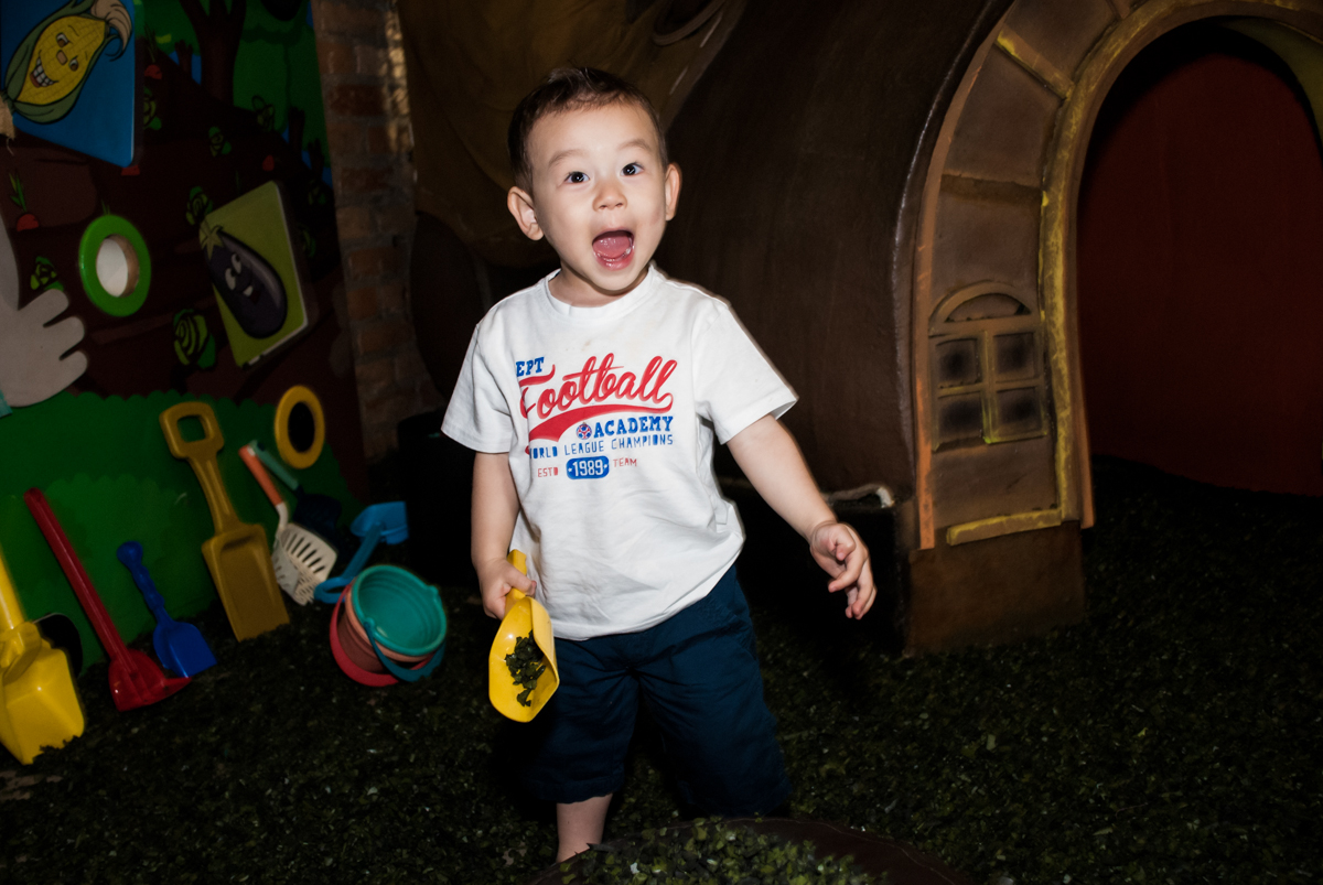 feliz com as brincadeiras com ferramentas