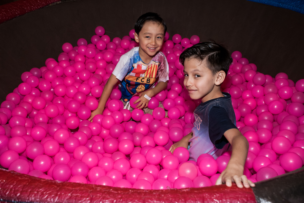 Piscina de bolinhas divertidas