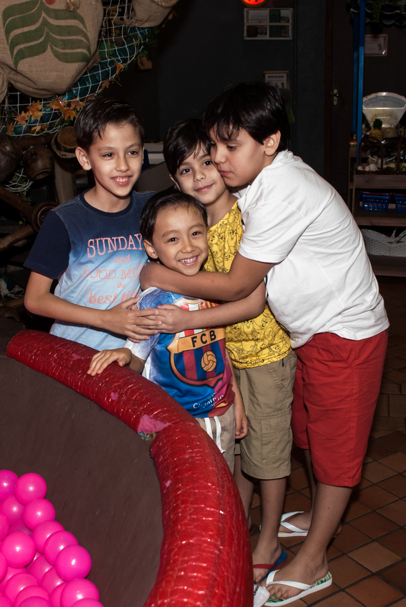 abraço dos amigos no aniversariane