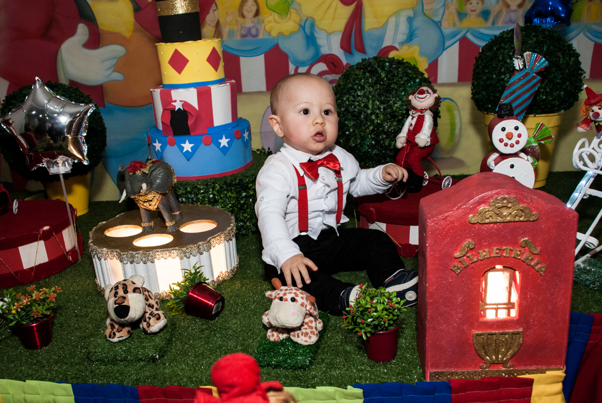 ao lado dos personagens de circo