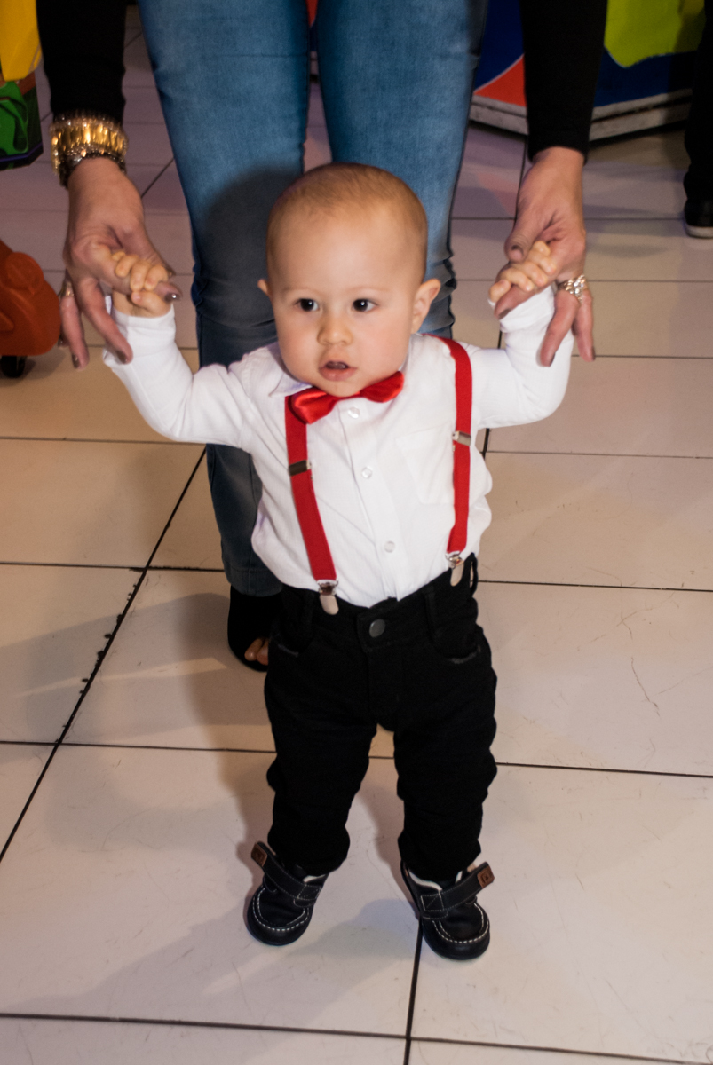 andando no salão do buffet