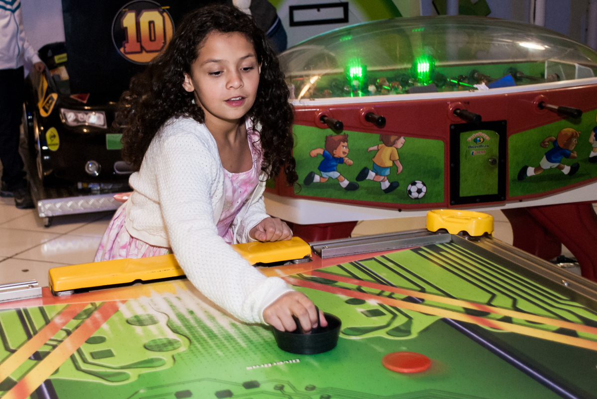 adversária no jogo de futebol