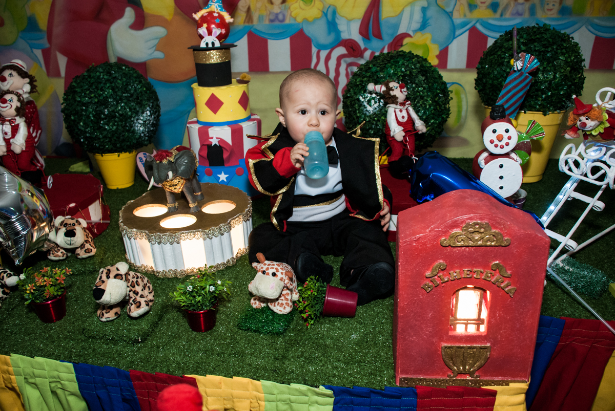 final da festa tomando leite na mamadeira