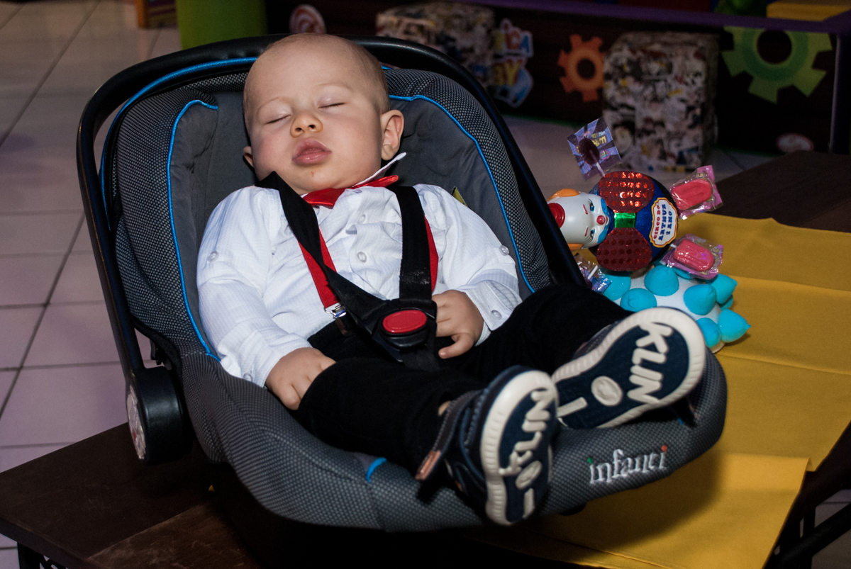 Arthur chega dormindo em sua festa