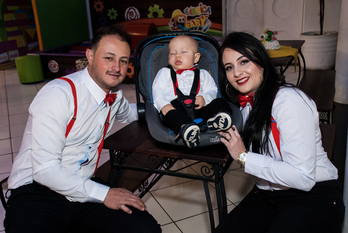 posando para a foto com seu filho nocarrinho de bebê