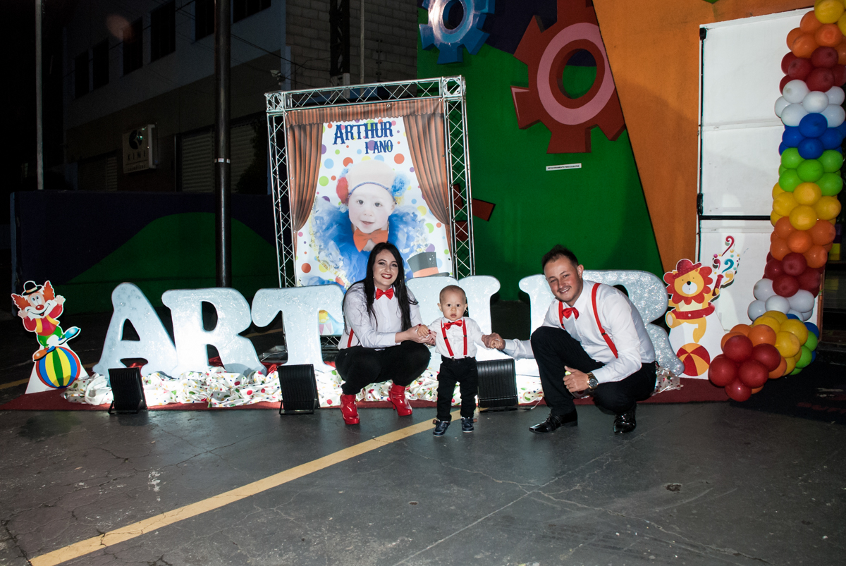 família na foto ao lado do banner