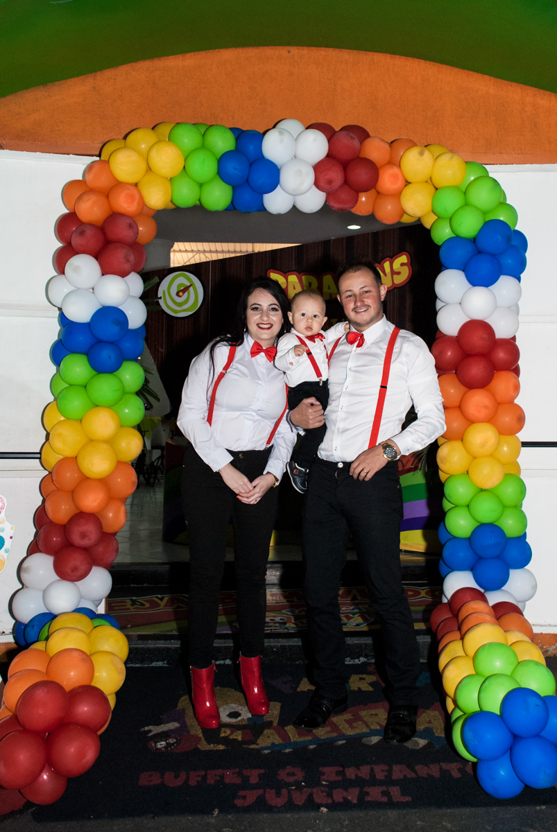 posando para a foto no arco de bexigas