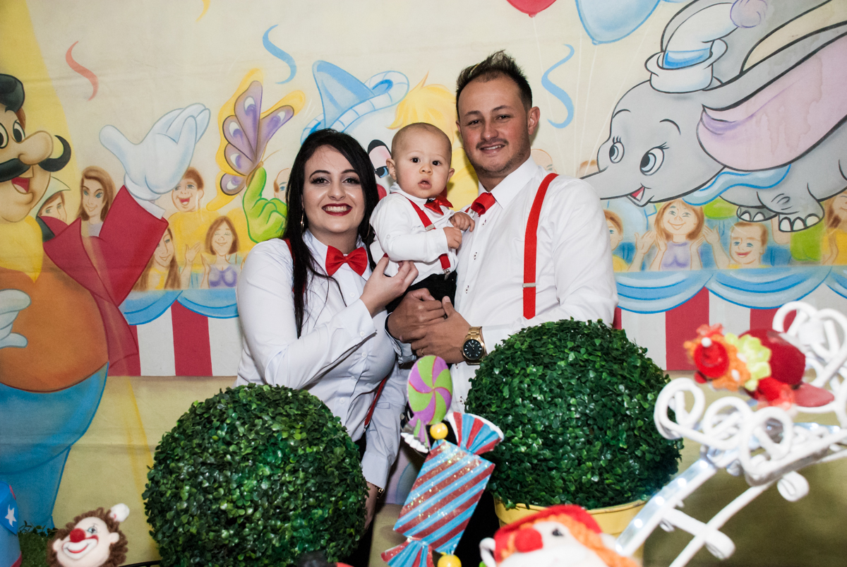 foto com os pais na mesa temática