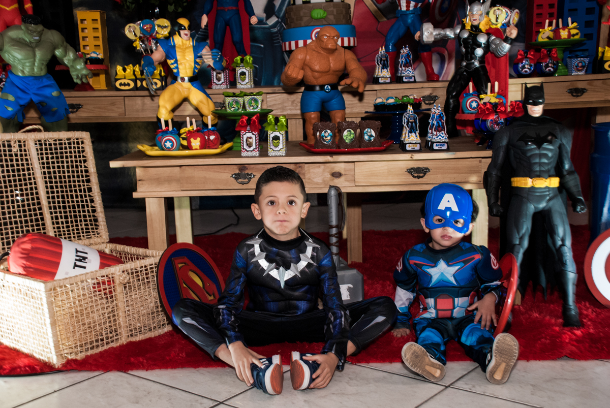 posando para a foto na mesa temática