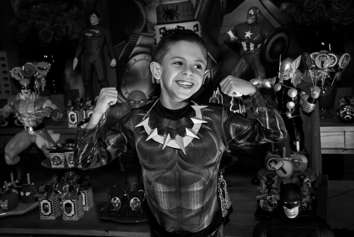 mostrando os músculos muito forte