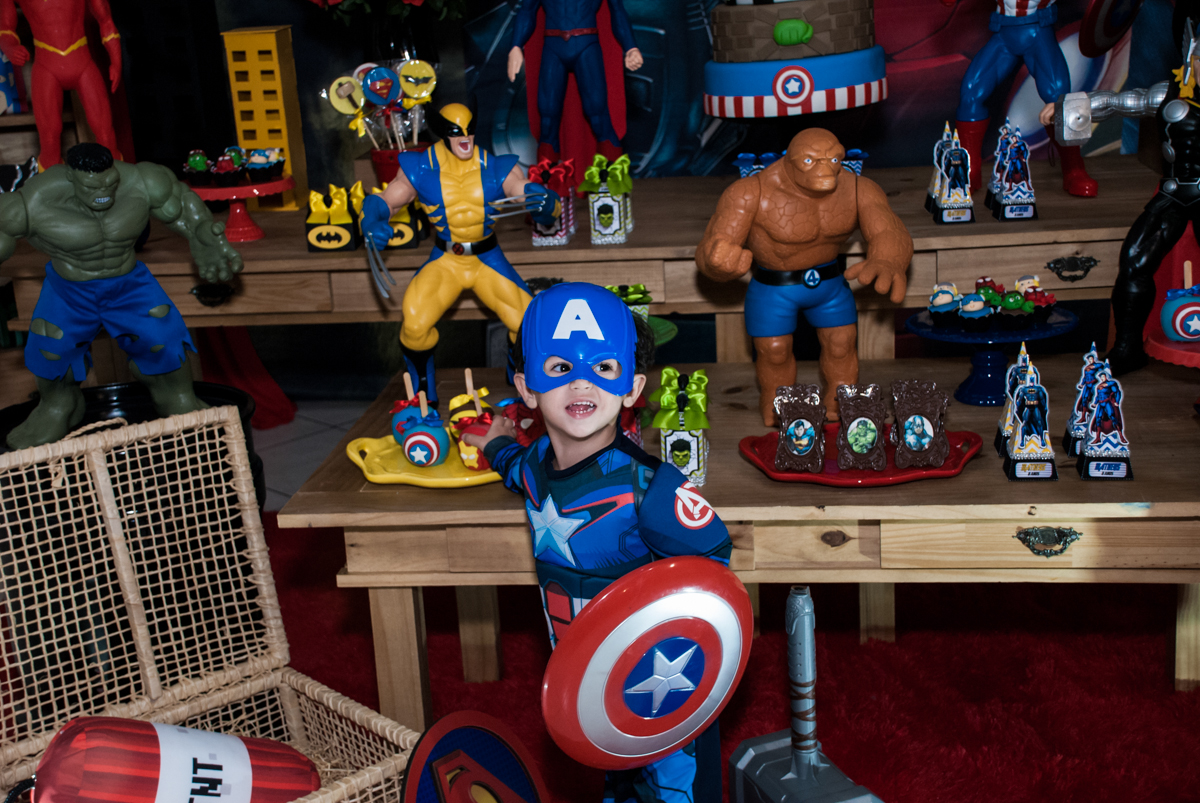 irmão de fantasia de capitão américa