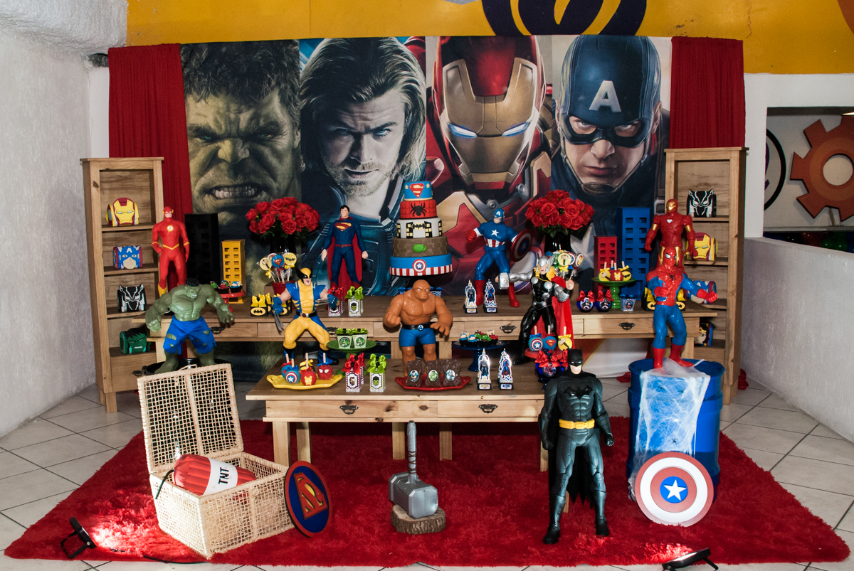 mesa temática da festa os vingadores
