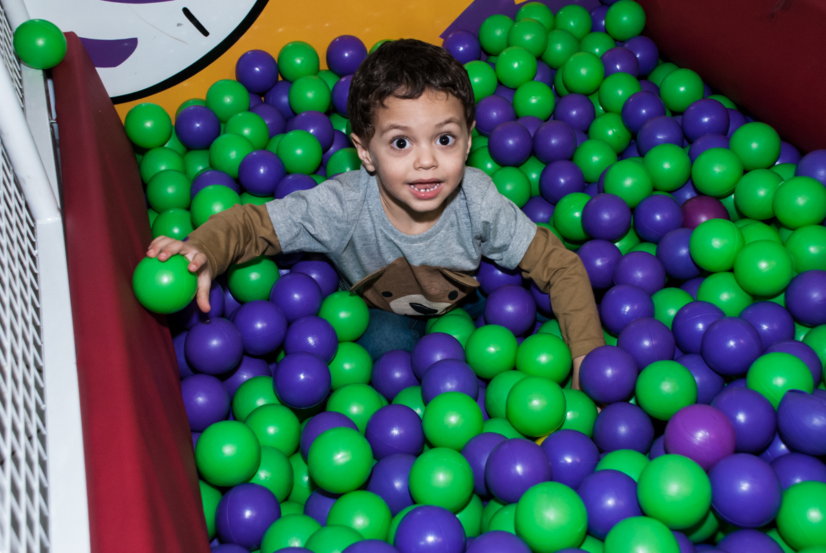 caindo do tombo legal na piscina de bolinhas