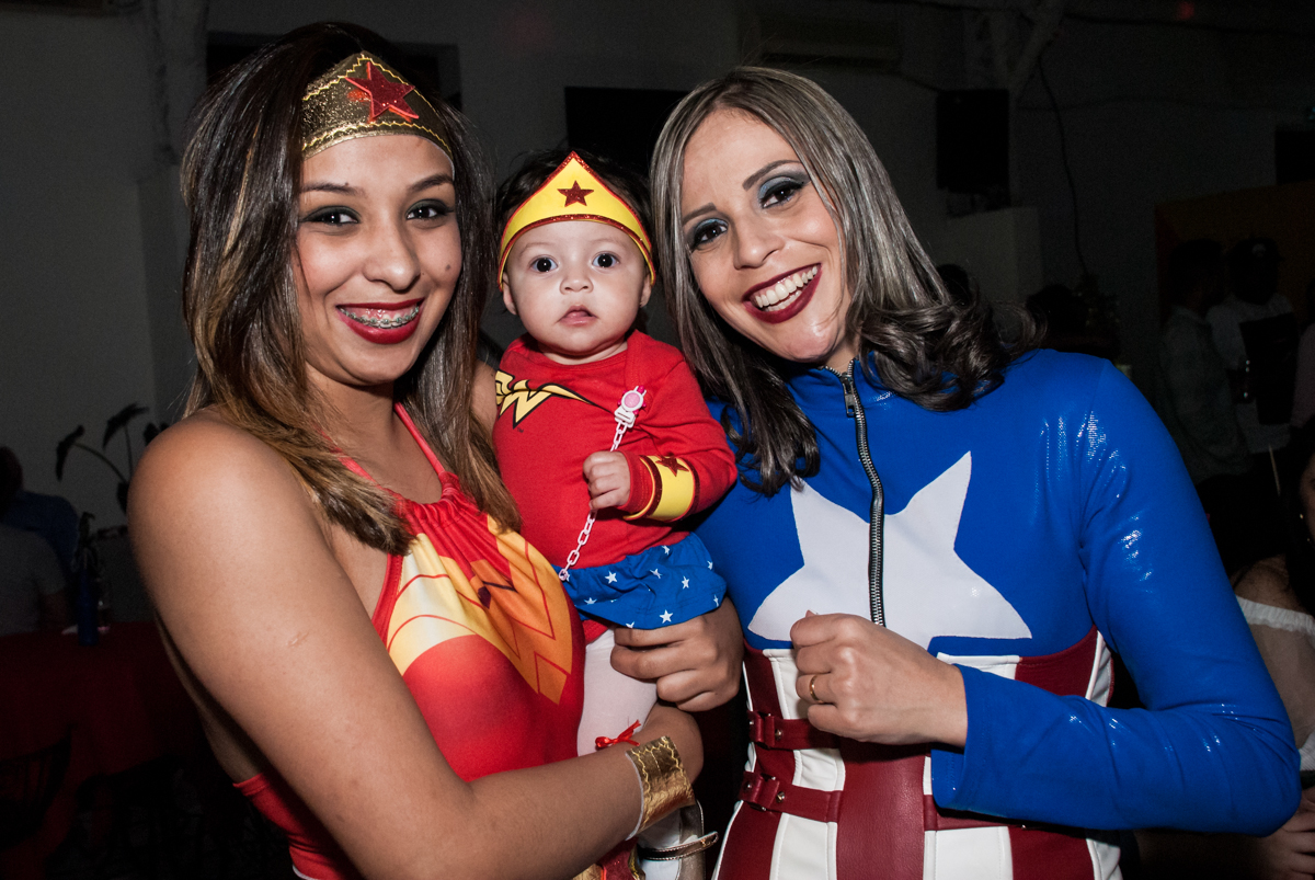 A mãe do aniversariante recebe as amigas para a festa