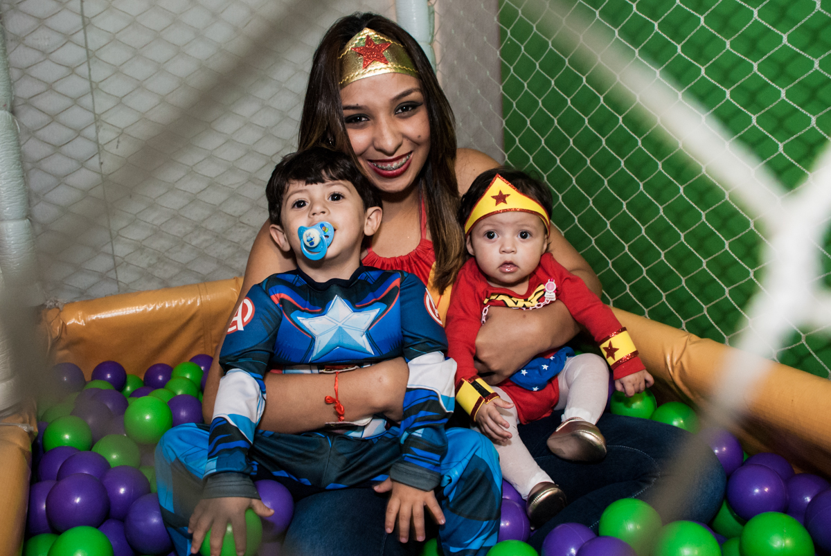 brincando na área baby