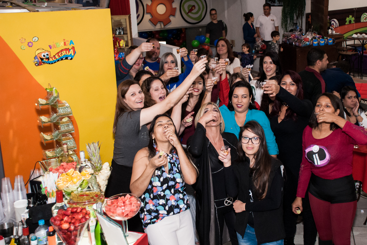 fazendo brinde na festa