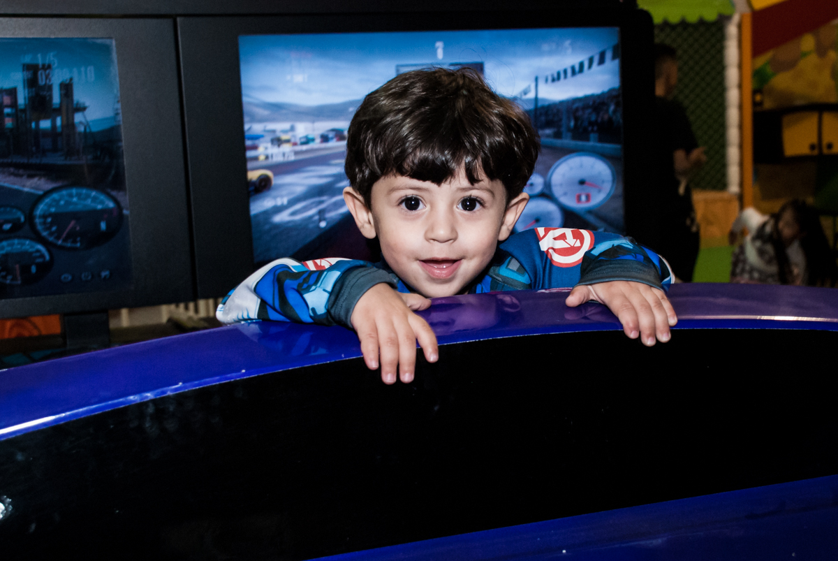 irmão posa para a foto