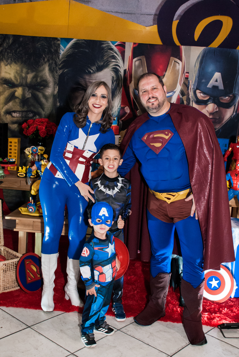 família sendo fotografada na mesa temática