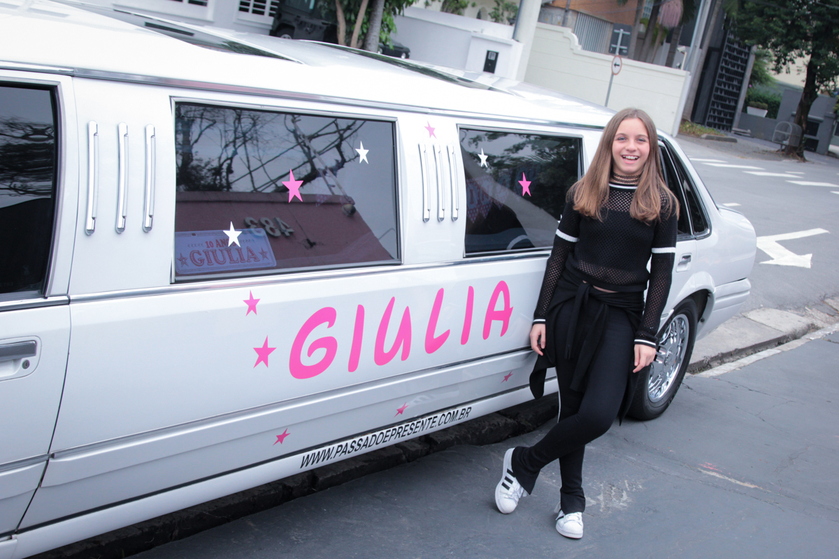 Giulia chega feliz para sua festa em um limousine