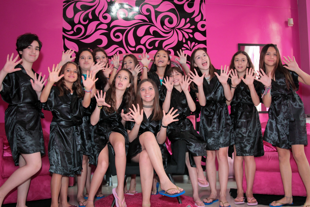 as amigas se preparam para aproveitar 0s tratamentos no spa