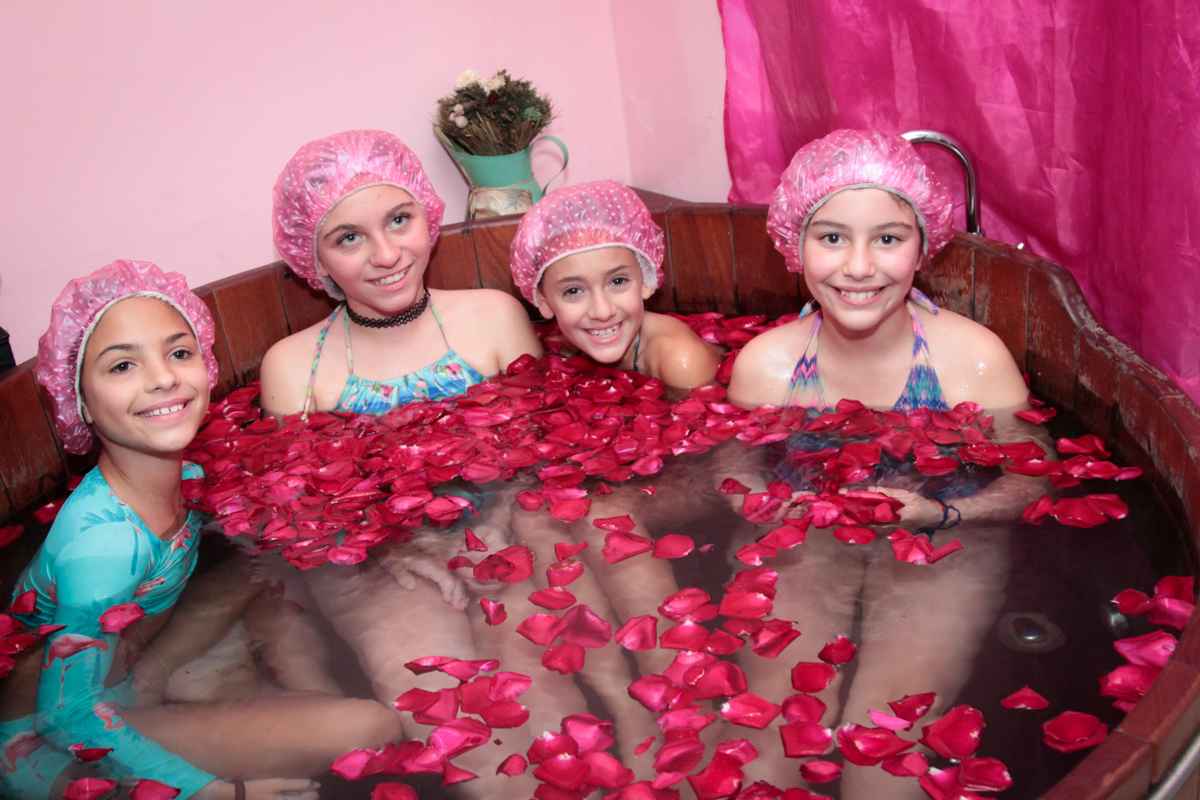 banho divertido na banheira de furo