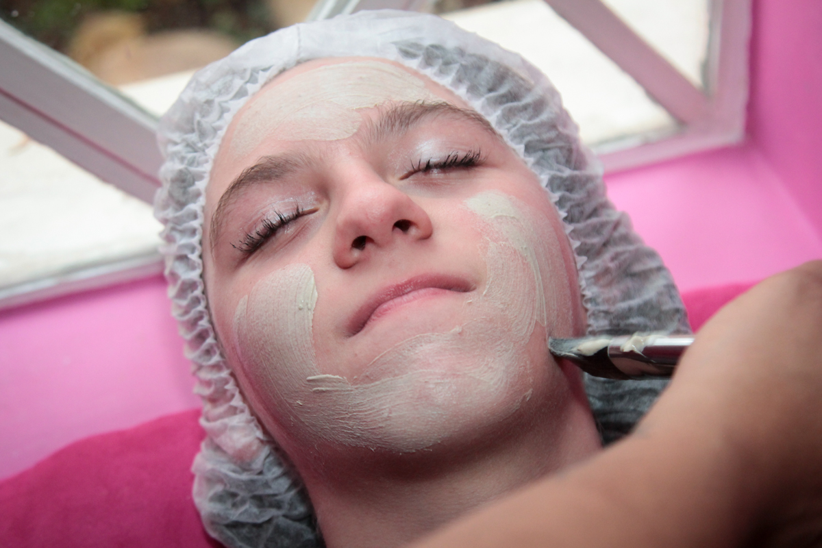 esperando a máscara de rosto fazer efeito