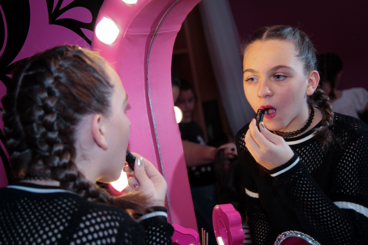 passando o batom para ficar mais bonita ainda