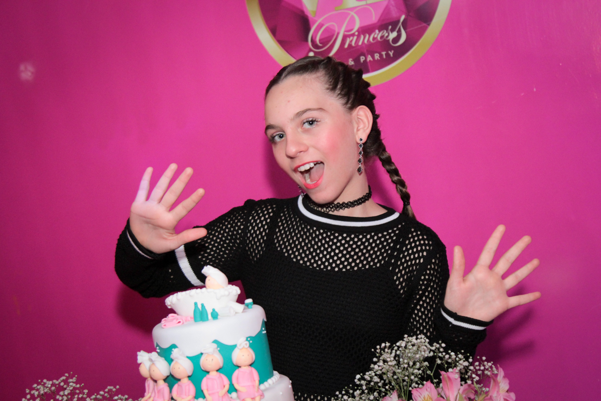 pose para a foto em frente ao bolo decorado