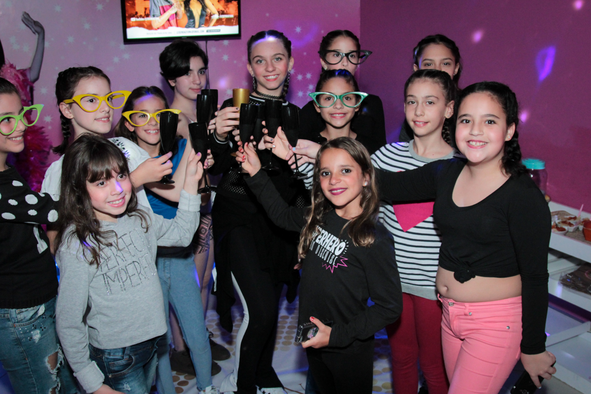 as amigas aguardam para cantar parabéns para a giulia