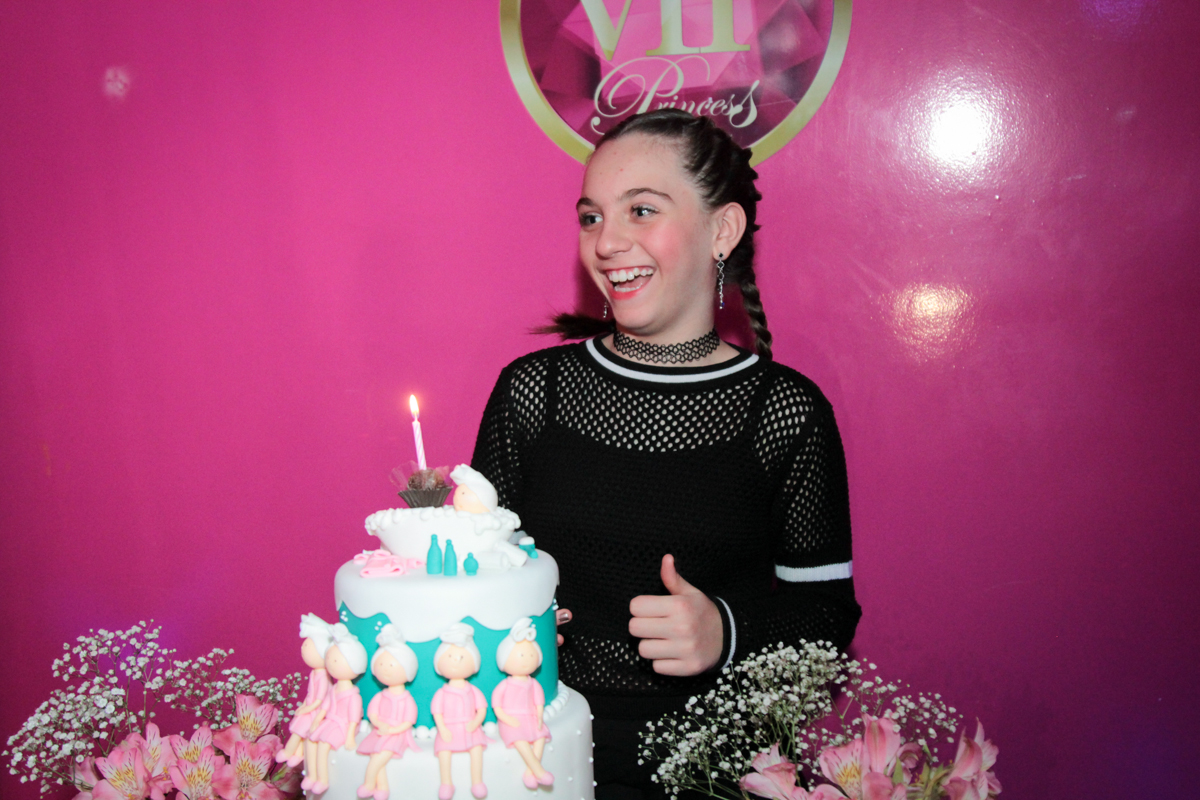 acendendo a vela do bolo