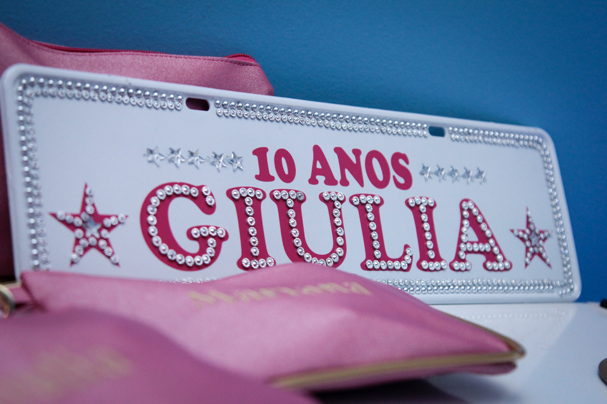 placa com nome da Giulia finalizando as fotos