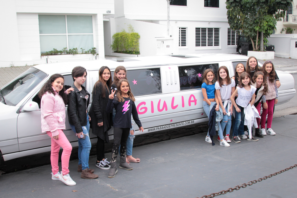 As amigas posam para a foto na Limousine