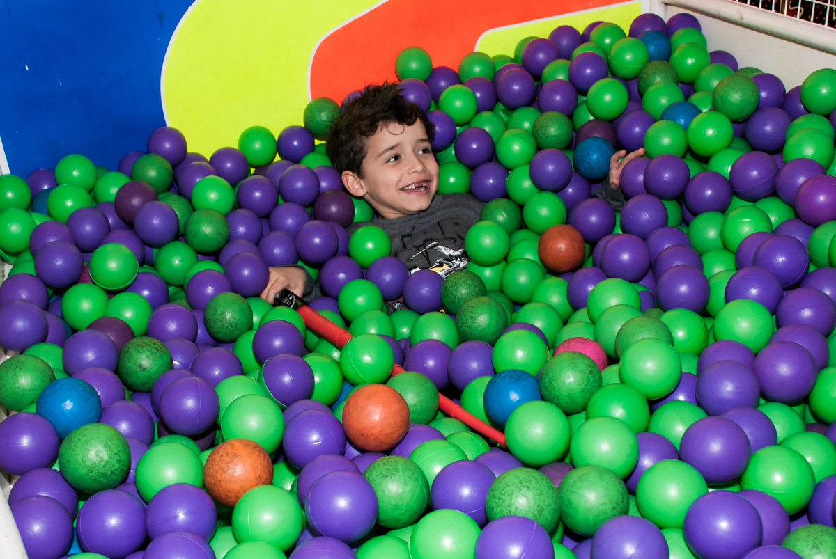caiu na piscina de bolinhas