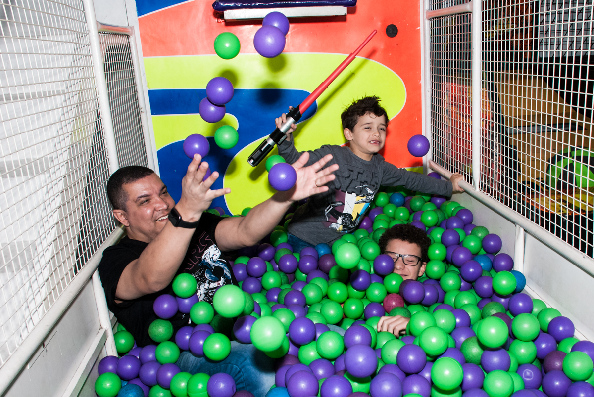 toda a família brincam  na piscina de bolinas