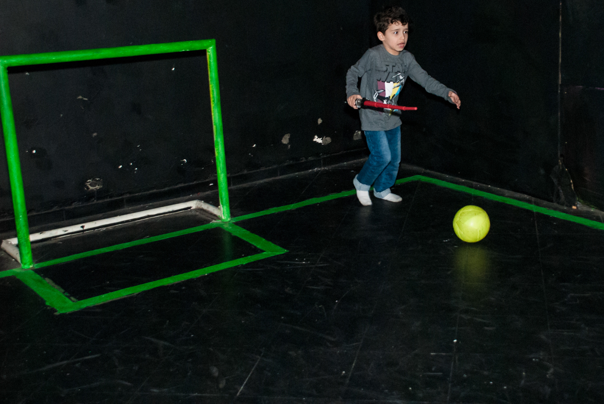 jogo de futebol no escuro